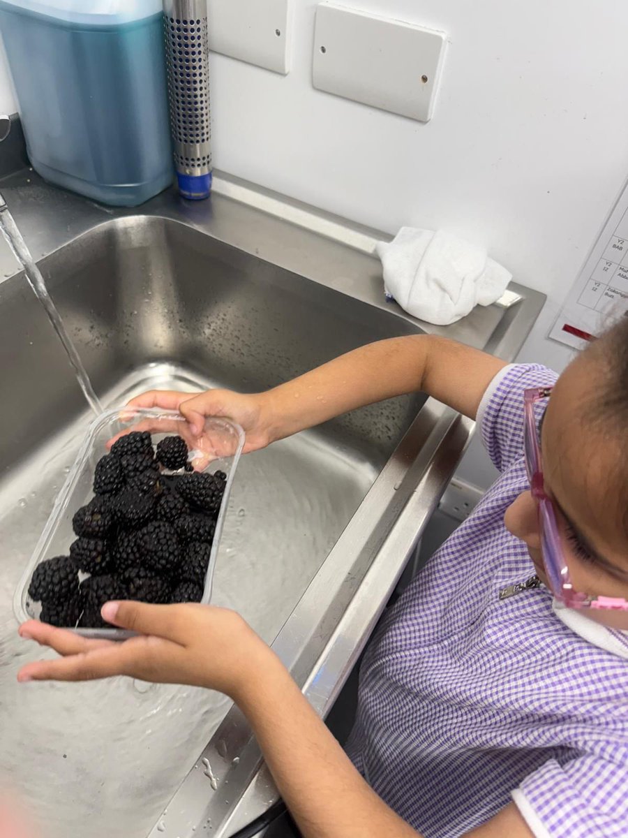 olive_bolton's tweet photo. Year 2 prepping their mocktails #WeAreStar #EnterpriseDay #SummerFair #LoveLearning #Ambition #Teamwork #Enrichment #Summer https://t.co/76Kxj7gcEG