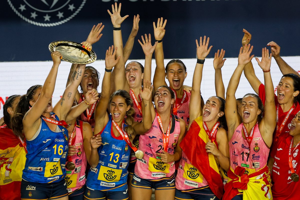 🥇 Las #GuerrerasArena, 𝐜𝐚𝐦𝐩𝐞𝐨𝐧𝐚𝐬 𝐝𝐞 𝐄𝐮𝐫𝐨𝐩𝐚 𝟐𝟎𝟐𝟓

🙌🏼 Felicitar a todo el grupo por el gran trabajo realizado durante todo el campeonato, ¡oro completamente merecido!

#️⃣ #BalonmanoPlaya