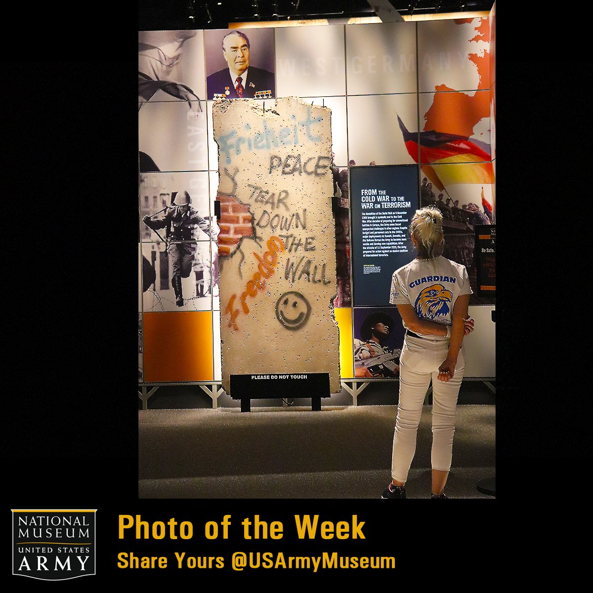 USArmyMuseum's tweet image. This section of the Berlin Wall was removed from Potsdamer Platz by the @USACEHQ engineers and is on display in the Museum's Changing World Gallery.
Learn more about the @USArmy in the post-Cold War world: thenmusa.org/exhibit/changi…
#PhotoOfTheWeek