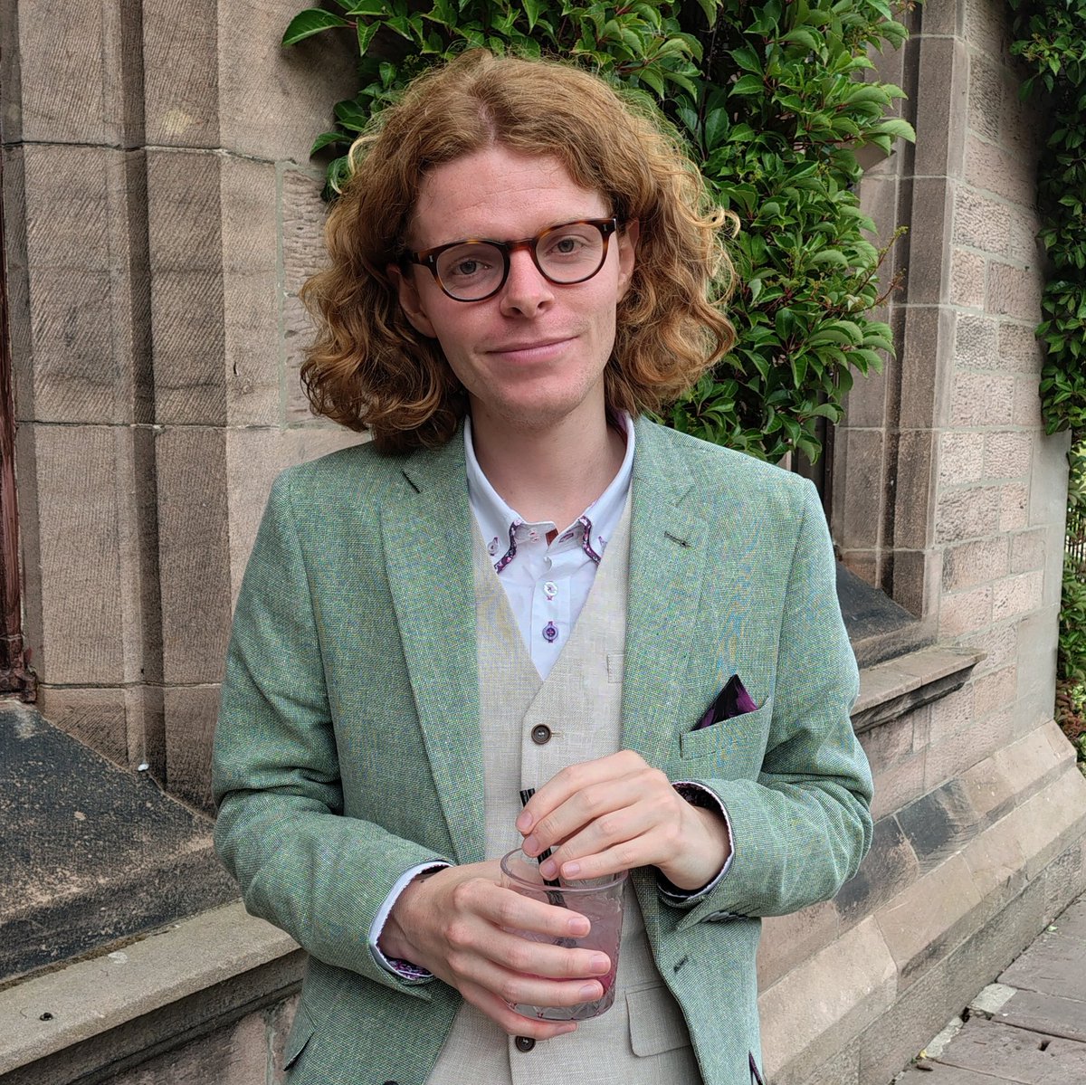 hostproductions's tweet image. A day in the sun for my friends wedding last weekend 💐
Any excuse for wearing a suit.