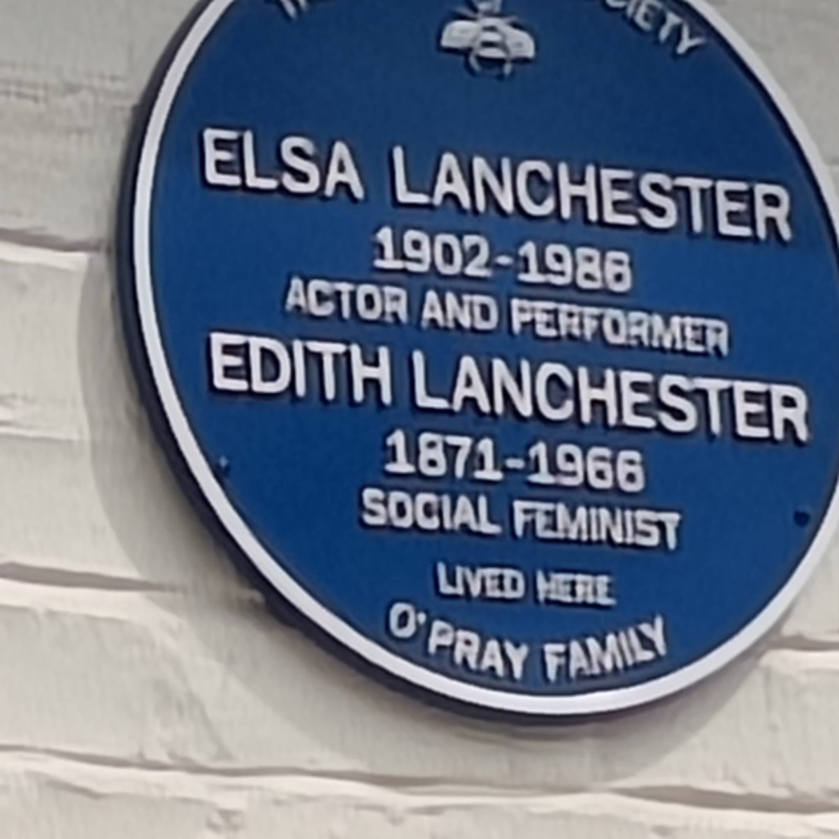 WandsworthMayor's tweet image. Pleased to unveil the @BatterseaSoc blue plaque for Edith & Elsa Lanchester. Edith—a radical socialist, suffragette, pacifist, feminist—was briefly institutionalised for 'living in sin'! Her daughter Elsa became a star of cabaret, theatre, TV & film.
Thanks to Jeanne Rathbone