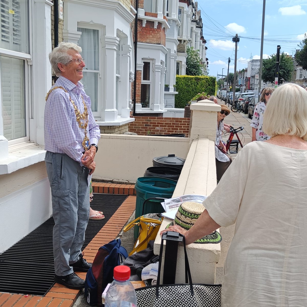 WandsworthMayor's tweet image. Pleased to unveil the @BatterseaSoc blue plaque for Edith & Elsa Lanchester. Edith—a radical socialist, suffragette, pacifist, feminist—was briefly institutionalised for 'living in sin'! Her daughter Elsa became a star of cabaret, theatre, TV & film.
Thanks to Jeanne Rathbone