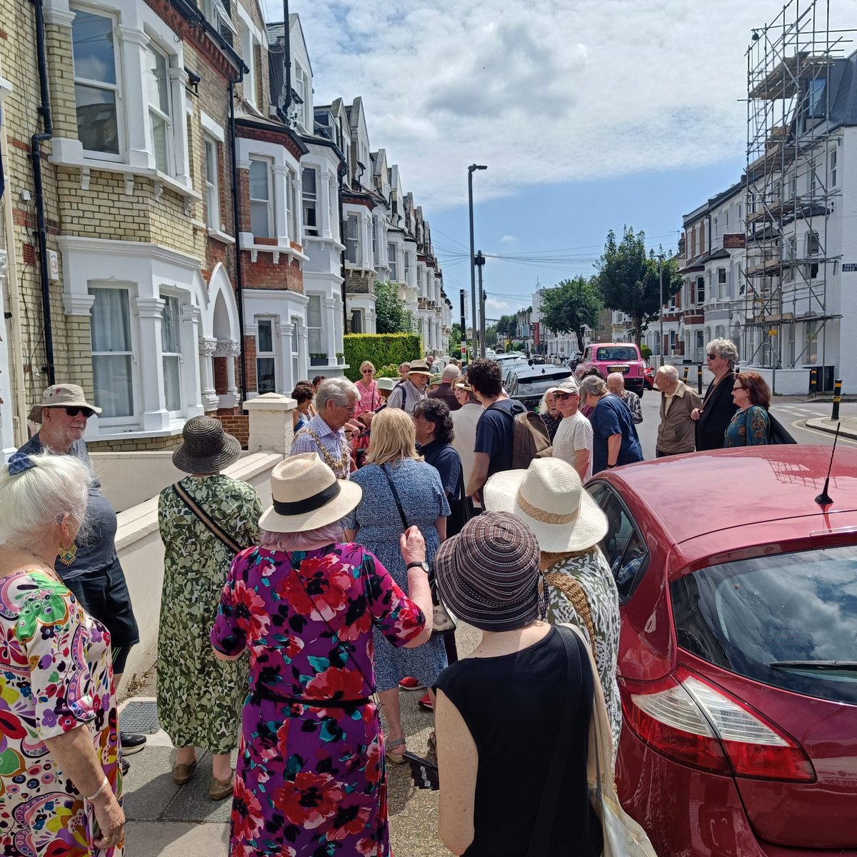 WandsworthMayor's tweet image. Pleased to unveil the @BatterseaSoc blue plaque for Edith & Elsa Lanchester. Edith—a radical socialist, suffragette, pacifist, feminist—was briefly institutionalised for 'living in sin'! Her daughter Elsa became a star of cabaret, theatre, TV & film.
Thanks to Jeanne Rathbone