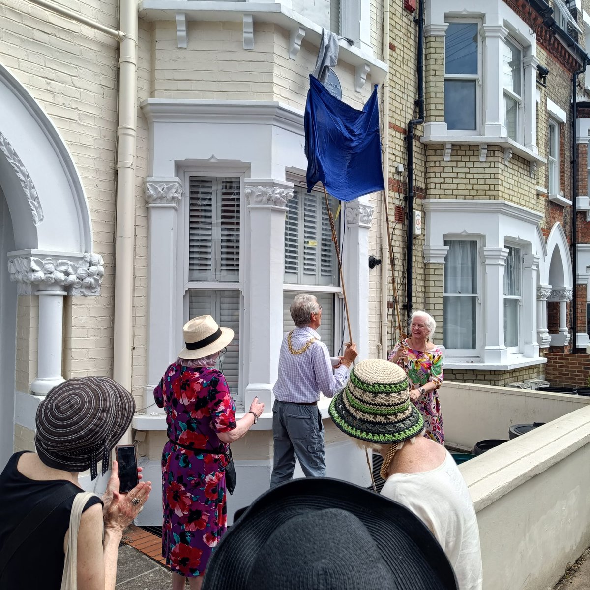 WandsworthMayor's tweet image. Pleased to unveil the @BatterseaSoc blue plaque for Edith & Elsa Lanchester. Edith—a radical socialist, suffragette, pacifist, feminist—was briefly institutionalised for 'living in sin'! Her daughter Elsa became a star of cabaret, theatre, TV & film.
Thanks to Jeanne Rathbone