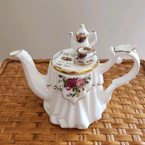 CathyRLowe's tweet photo. #TinyThings at the close of a very hot and frazzling week, a picture that made me smile.
A customer in the US gave this to my sister as a gift. @ThrosThrosThros @Pericles494BC https://t.co/z9pFMqZMcL