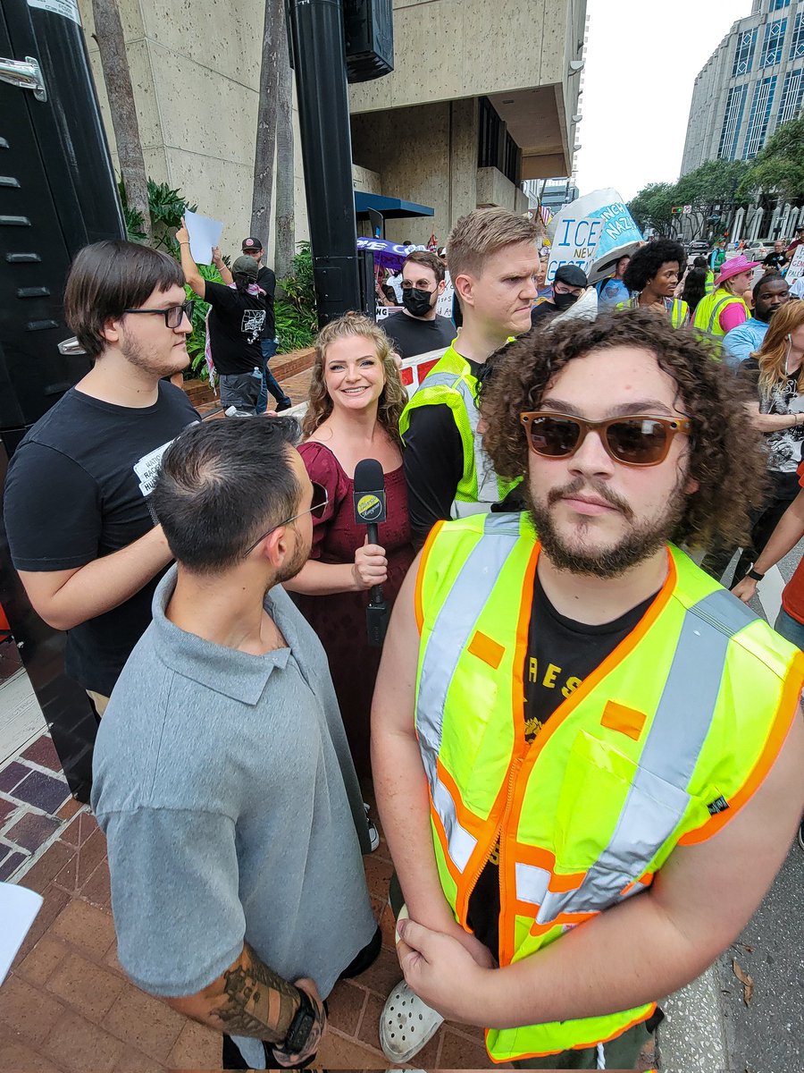 KaitMarieox's tweet image. I love when the party of women's rights and diversity makes a bunch of white men surround a woman to prevent her from exercising her right to free speech 😂