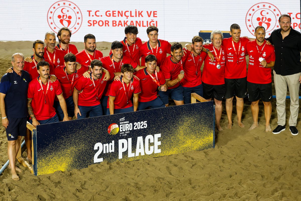 RFEBalonmano's tweet photo. 🥈 Los #HispanosArena, 𝐬𝐮𝐛𝐜𝐚𝐦𝐩𝐞𝐨𝐧𝐞𝐬 𝐝𝐞 𝐄𝐮𝐫𝐨𝐩𝐚 𝟐𝟎𝟐𝟓

👏🏼 Nada que reprochar al maravilloso trabajo realizado durante toda la competición

#️⃣ #BalonmanoPlaya https://t.co/PyqS815Er1