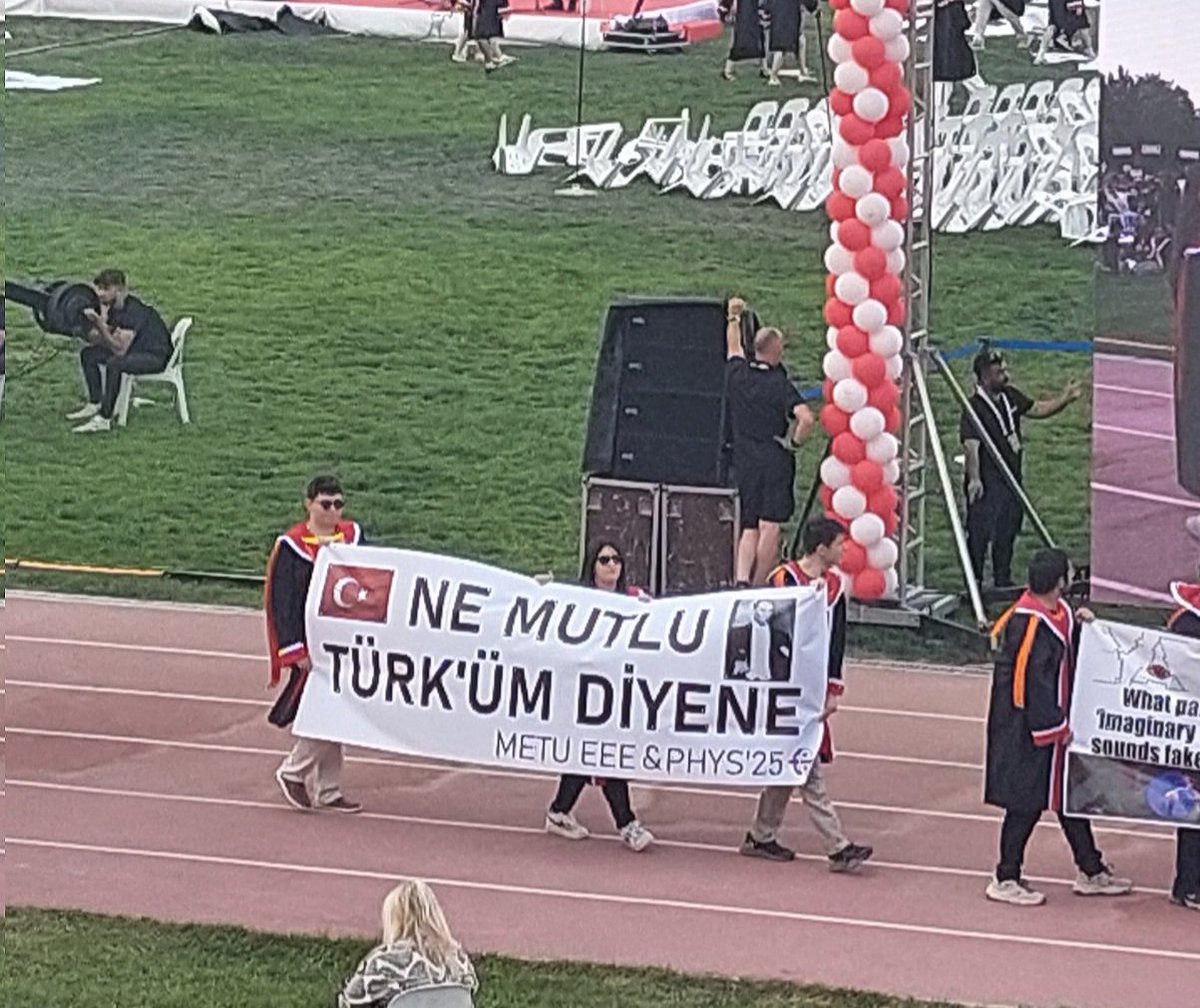 ODTÜ'lü gençler:

"🇹🇷 Ne Mutlu Türk'üm Diyene."