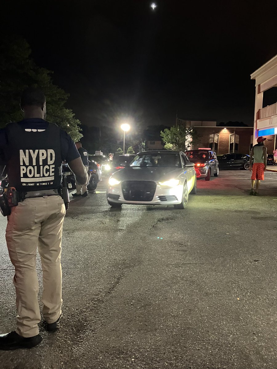 NYPD109Pct's tweet image. Last night, the 109 pct & the Queens North CRT disbursed a disorderly car meet at Baybridge Commons shopping center (208 Pl/Cross Island Pkwy), seizing one vehicle & issuing 8 summonses.
Quality of life & public safety offenses that disrupt the public will not be tolerated.