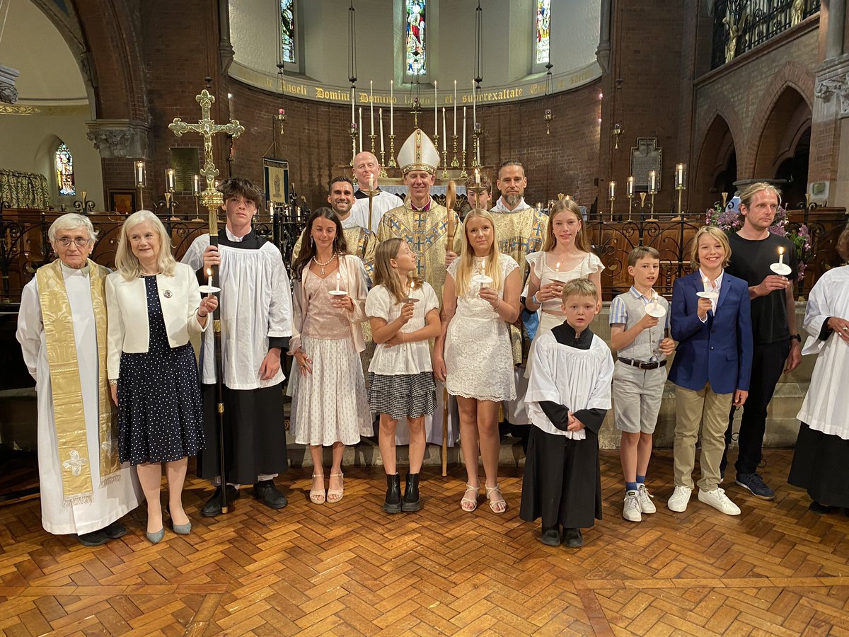 MartinGainsbor1's tweet image. Two fabulous confirmations both a stone’s throw from the river. St Michael Barnes and St Mary’s Battersea. Diverse ages, diverse stories, united in their desire to be follow Jesus. A joy and a privilege to see faith blossoming! @SouthwarkCofE