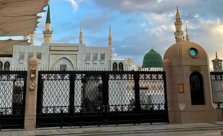 نِعم الجِوار جِوار النبي ﷺ
يا رب آنسنا بقُربه دنيا وآخرة 

کیا ہی بہترین ہمسائیگی ہے، نبی ﷺ کی ہمسائیگی
الٰہی ہمیں دنیا و آخرت میں اُنﷺ کے قرب کی راحت نصیب فرما
 ~🤲🏻🫀 آمین یارب العالمین 🥹
صَــلَّــی اللّٰـهُ تَـعَالٰـی عَـلَـیْـہِ وَاٰلِــہ وَسَــــلَّم🏵️