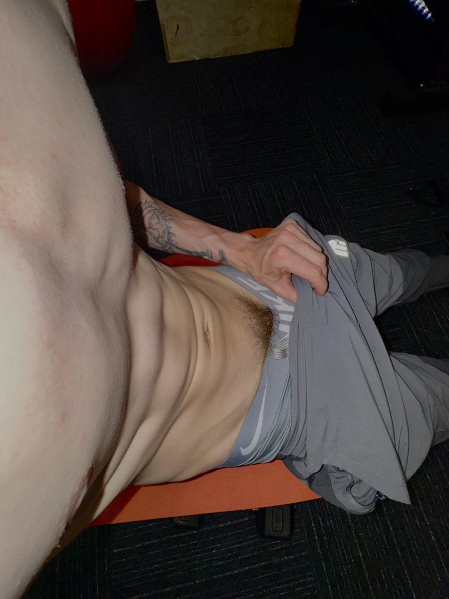 Gym sesh in this heat got me hot and horny🥵🥵🥵