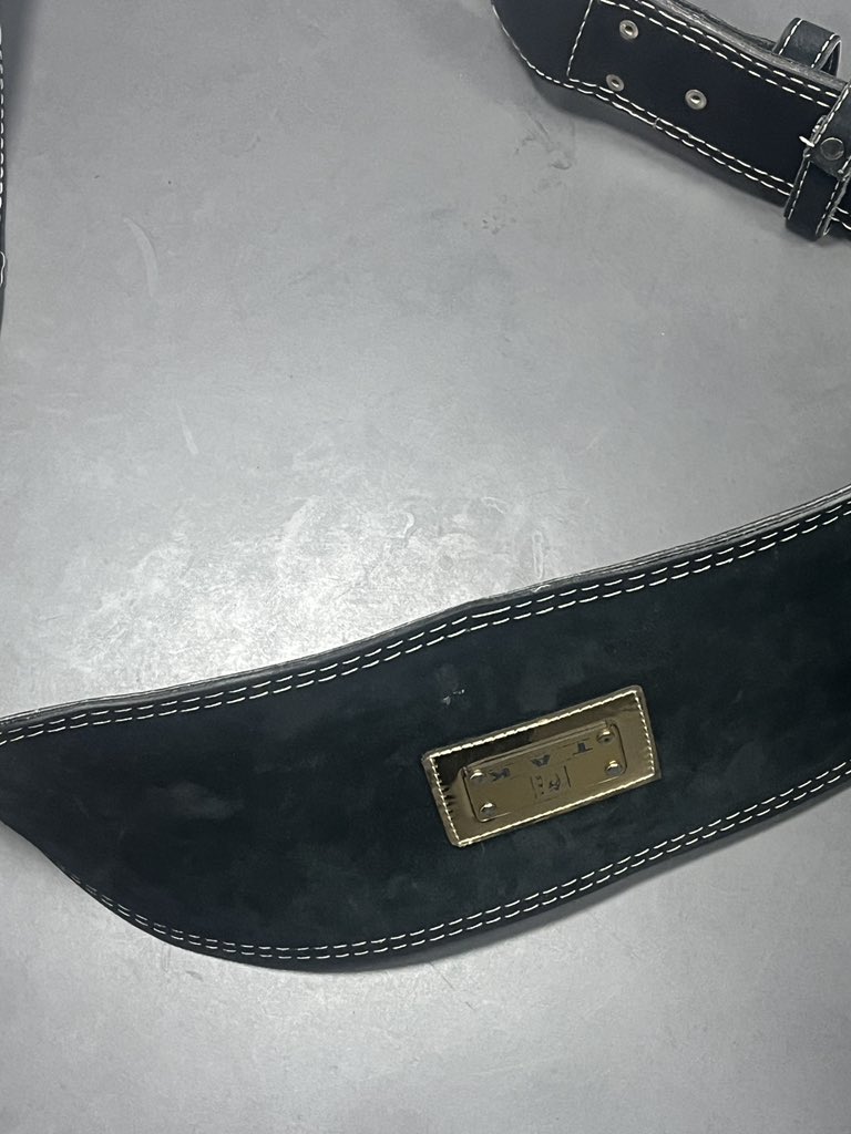 صاحب باشگاه بهم گفت کمربندت رو جا نذاشتی ؟
گفتم نمیدونم شاید
گفت چه رنگیه 
گفتم مشکی
بعد کمدش رو دیدم گفتم آره همینه
کمربند رو بهم داد گفت ولی این سبزه

بیاید بگید اون کوررنگی داره این کجاش سبزه