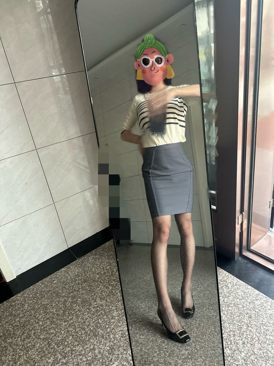 三十多度的天气汗水打湿了丝袜🥵
#原味 #黑丝