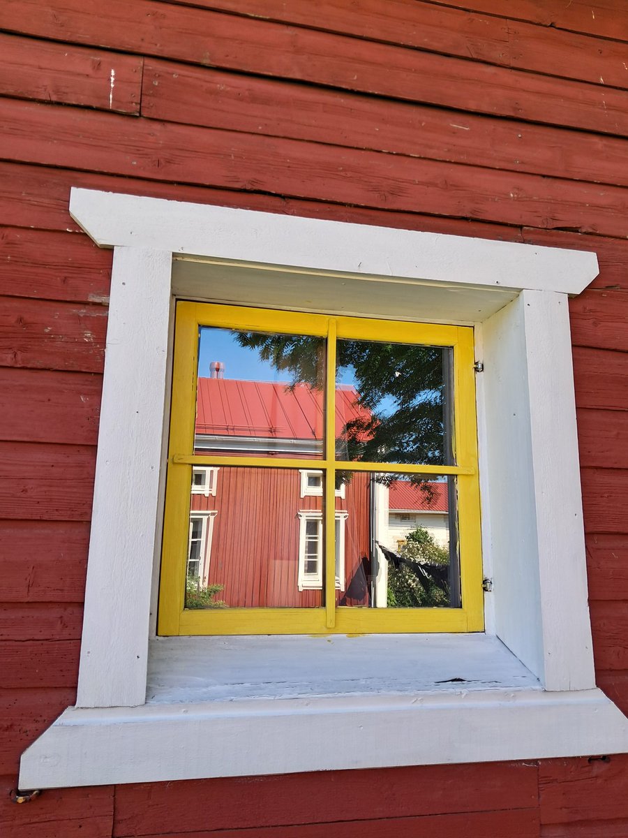 Kaustisen festarikodin aitan ikkunasta heijastuu Kaustisen festarikoti. #kaustinenfmf #kesänonnellisimmatpäivät