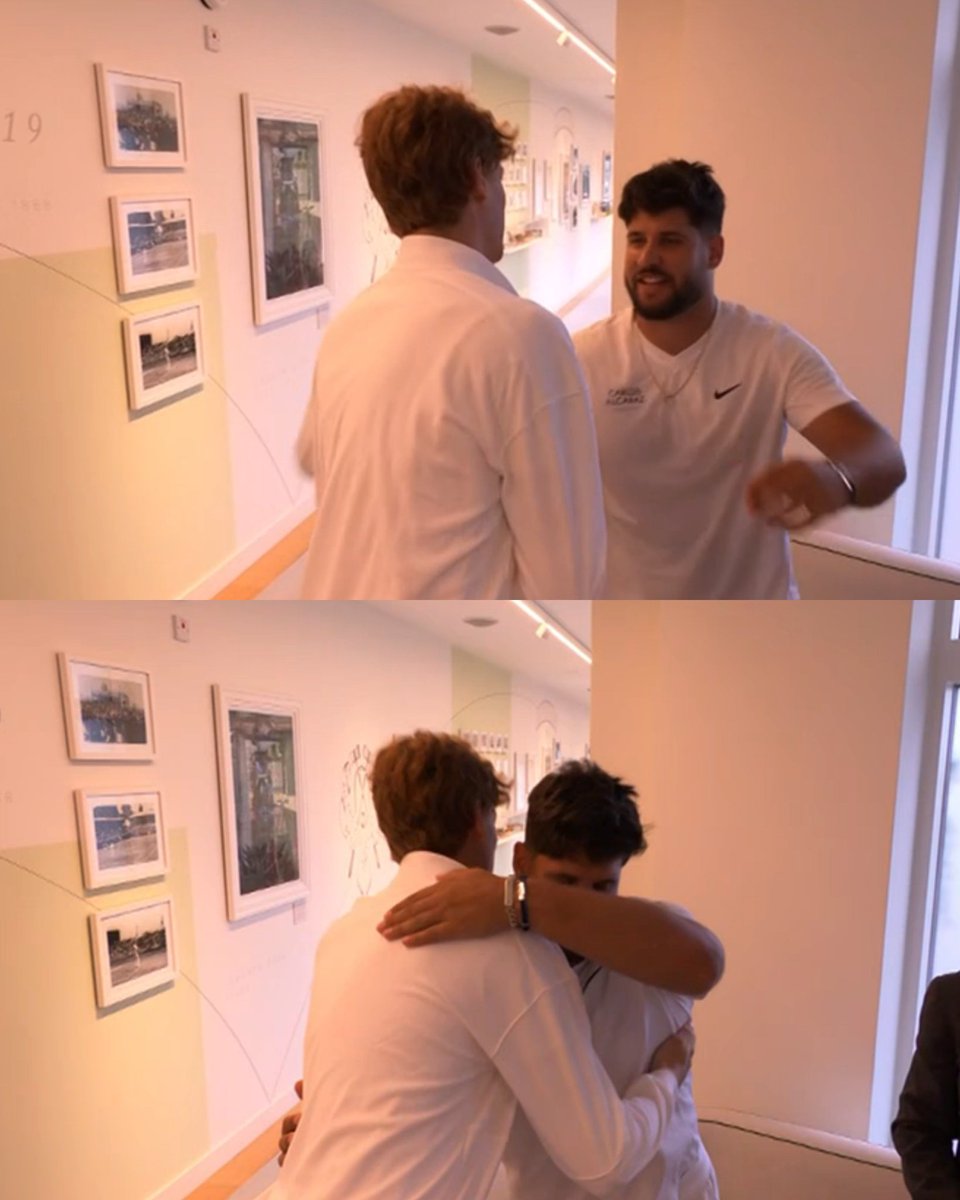 Alvaro Alcaraz, hermano de Carlos, felicitando a Jannik Sinner.

Hermoso momento ♥️