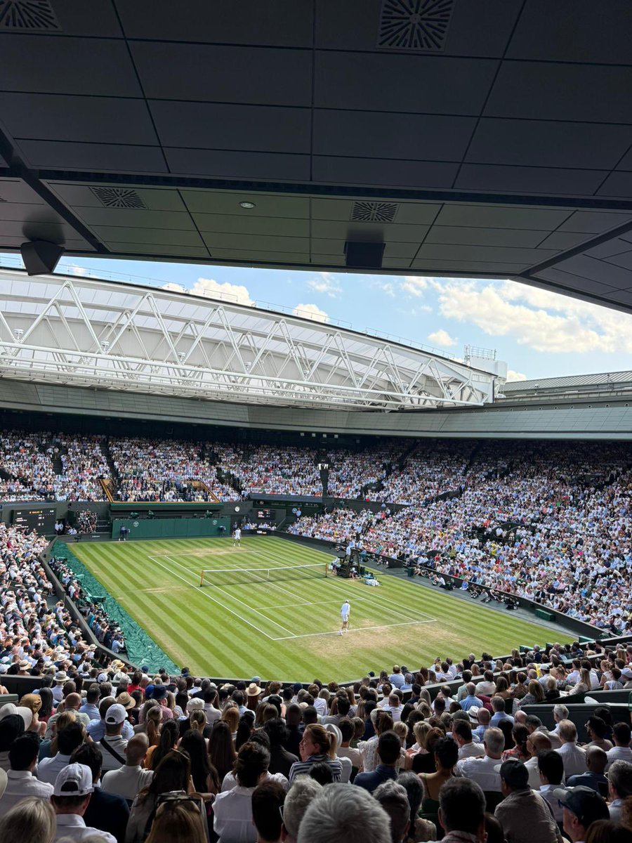 WilliamBuickX's tweet image. A special day to be at @Wimbledon 🎾
Thank you @emirates and congratulations @janniksin 💙