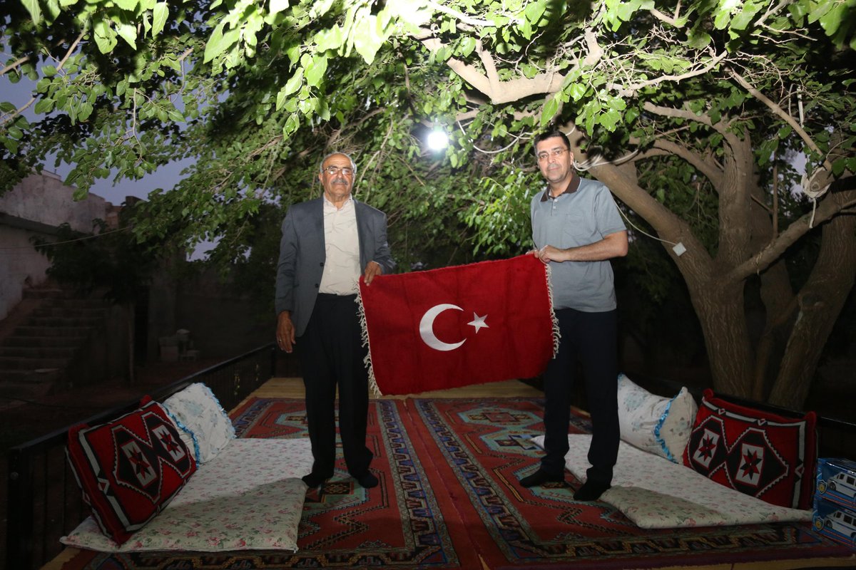 📍Bozova Ziyareti

Fırat Nehri’nin serin sularıyla çevrili, doğası ve samimiyetiyle Şanlıurfa’nın gözde ilçelerinden Bozova’ya ziyarette bulunduk. 

İlçe Emniyet Müdürlüğümüzde görevli personelimizle bir araya gelip, yapılan çalışmalar hakkında bilgi aldık.

Mesai arkadaşlarıma
