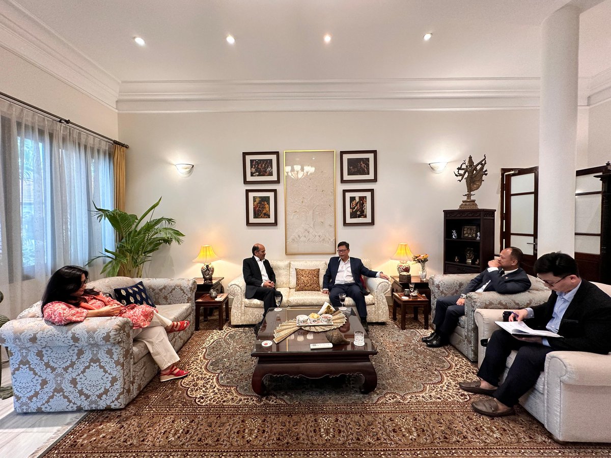 AmbHanoi's tweet image. Rất vui được gặp Chủ nhiệm Ủy ban Biên giới quốc gia Việt Nam, Đại sứ Trịnh Đức Hải để thảo luận về các diễn biến, các mối quan tâm chung và hợp tác song phương.
***
Pleased to meet Chairman of Vietnam's National Boundary Commission, Ambassador Trinh Duc Hai…