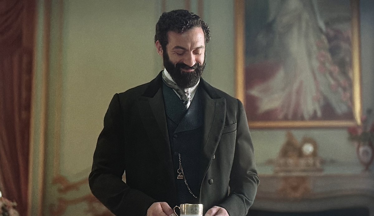 itshauteoutside's tweet image. George is all of us laughing at Larry’s jokes and audacity #TheGildedAge