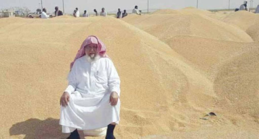 الراجحي أتى للسودان وزرع أرضًا فاستخرج منها تلالًا من القمح بفضل الله، في مشروع وقفي خيره كله للشعب السوداني، ولو تركوه لربما غطى احتياجات العرب من القمح. هكذا رجل يستحق كل تسهيل وتكريم، ولكن حاربه الفاسدون ليعود أدراجه ويجوع الناس. قصة مؤلمة جدًّا🌷