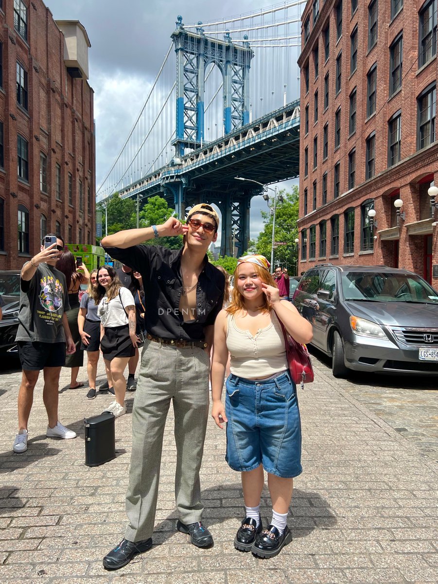 dpentm's tweet photo. นิวยอร์กโคตรจะกว้าง สุดท้ายมาเจอกันที่ Brooklyn bridge How lucky I am! มีความสุขมากวันนี้😭🍀
ปล.ตอนสุดท้ายก่อนแยกกัน นี่ถามโปว่าเจาะหูนานแล้วหรอ โปบอกว่าเพิ่งเจาะไม่นานเตรียมสำหรับโปรเจคใหม่ สงสัยกลัวไม่เชื่อหันไปถามย้ำกับปธค.ว่าใช่มั้ยพี่ สำหรับโปรเจคเนอะ คือปีนี้มีอะไรอีกน้อออ https://t.co/dThdvcsOCJ