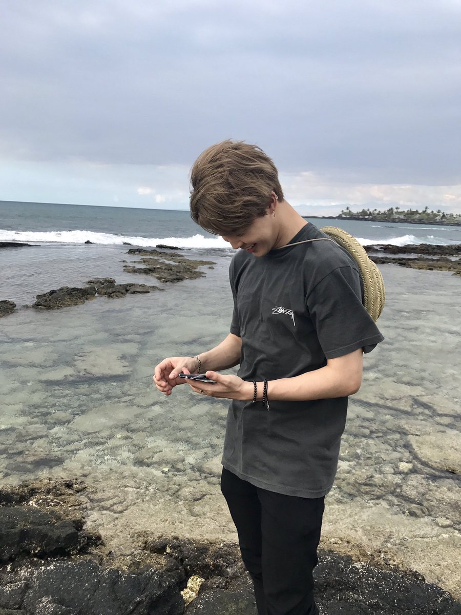 poetejk's tweet image. o gênero de fotos que o namjoon tira do jimin é pura ARTE AFETIVA
