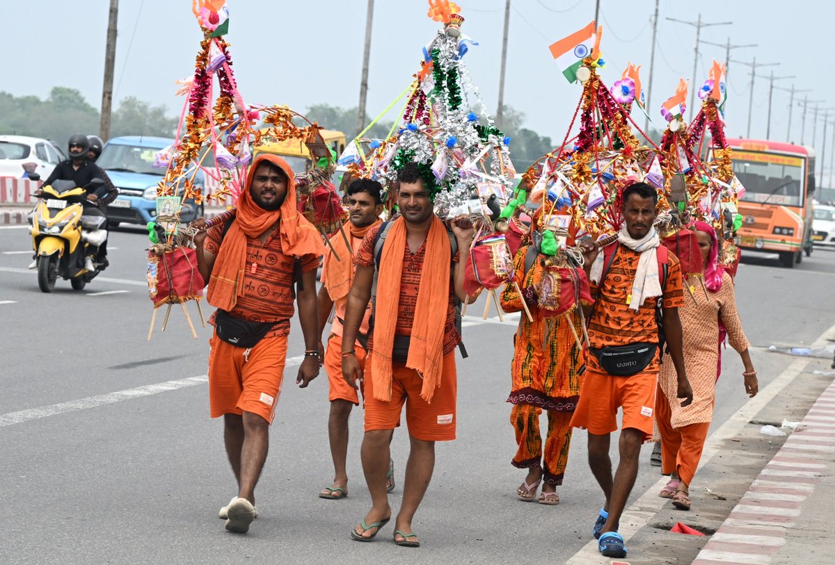 Sushil_Verma9's tweet image. Kaamwali carrying the holy water of Ganga from Haridwar Crossing Yamuna river in New Delhi @THNewDelhi