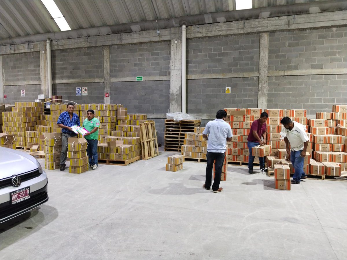 EducGuerrero's tweet photo. 📚🏫#NotiSEG| Inicia la SEG distribución de libros de texto gratuitos para ciclo escolar 2025-2026 en los almacenes del estado
*Se distribuirán 4 millones 690 mil 611 de ejemplares a niños y niñas de preescolar, primaria y secundaria.
Lee más 👉🏻 https://t.co/ryDs1mZFhT https://t.co/9dempxNnVb