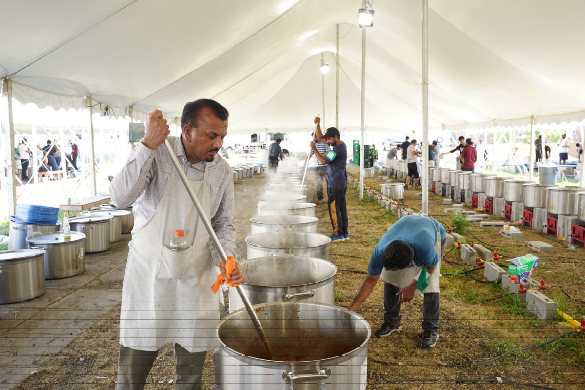 Jalsa_Canada's tweet photo. Massive meals, made with humble hearts.

Under the scorching heat, volunteers at Langar Khana prepped food for thousands throughout the 3 days — a labour of love for the guests of the Promised Messiah (as) at #JalsaCanada. https://t.co/ku4EZbfGTa