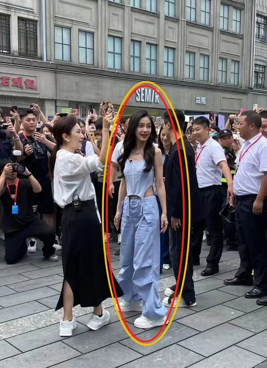 xuzhizhi001's tweet image. 老天奶...angelababy现实长这样？？😲💕
姐姐整个人状态好好，根本拍不出来的美！！发量依然这么多！！🌹👍💕   #angelababy #杨颖 #偶遇  #女明星