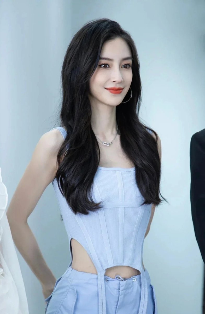 xuzhizhi001's tweet image. 老天奶...angelababy现实长这样？？😲💕
姐姐整个人状态好好，根本拍不出来的美！！发量依然这么多！！🌹👍💕   #angelababy #杨颖 #偶遇  #女明星