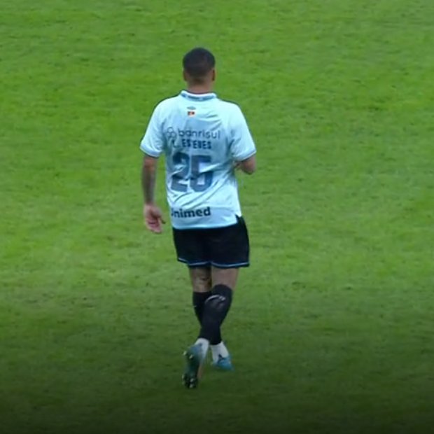 Lucas Esteves com calção de um número e a camisa de outro...