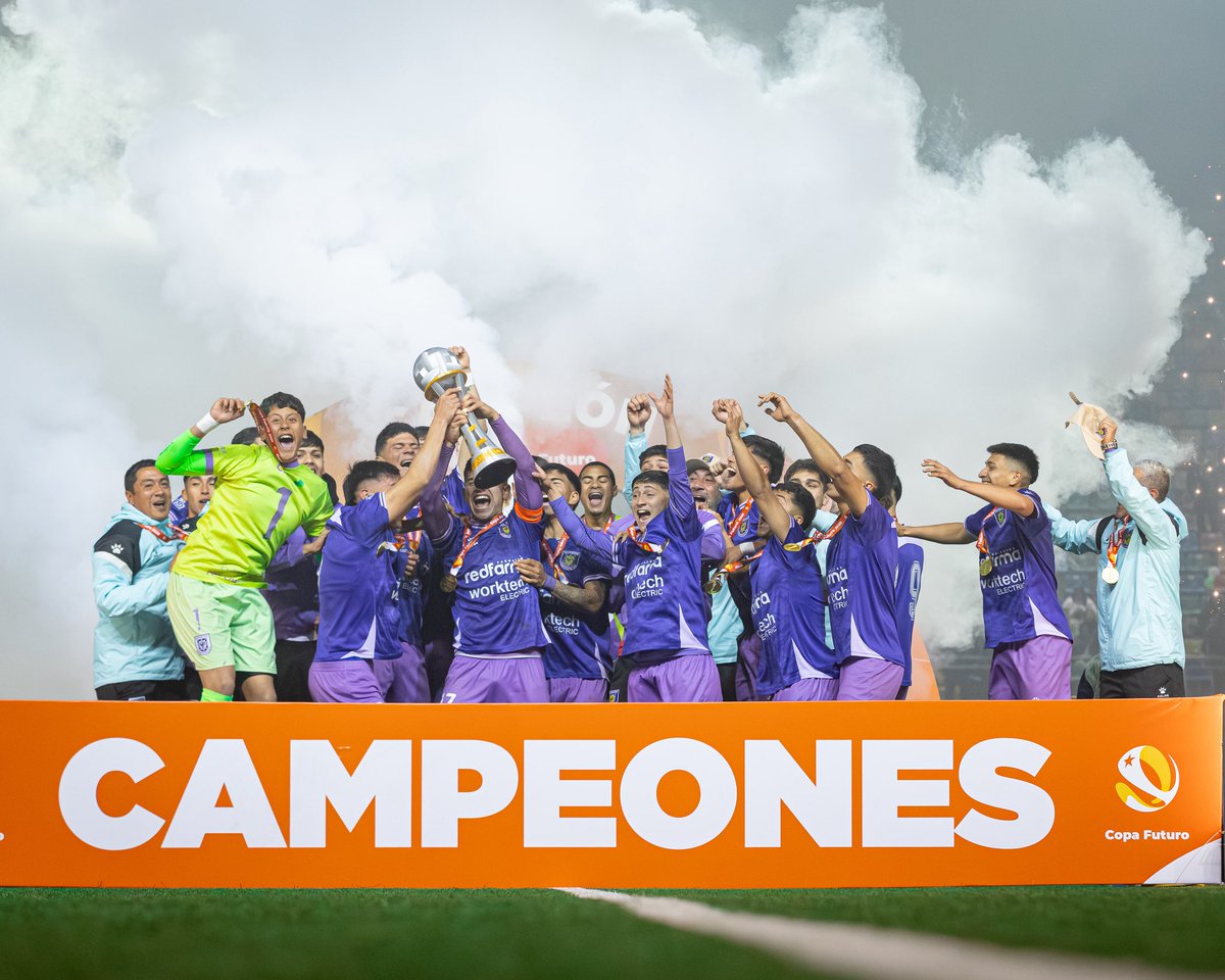 ¡𝐒𝐎𝐌𝐎𝐒 𝐂𝐀𝐌𝐏𝐄𝐎𝐍𝐄𝐒! 🏆 Nuestra categoría de Proyección superó 2️⃣-1️⃣ a Santiago Wanderers y se consagró campeón de la Copa Futuro 2025.

¡Felicidades, muchachos! 💪🏻 Así sumamos un nuevo hito institucional en este proyecto deportivo que busca tener una de las áreas
