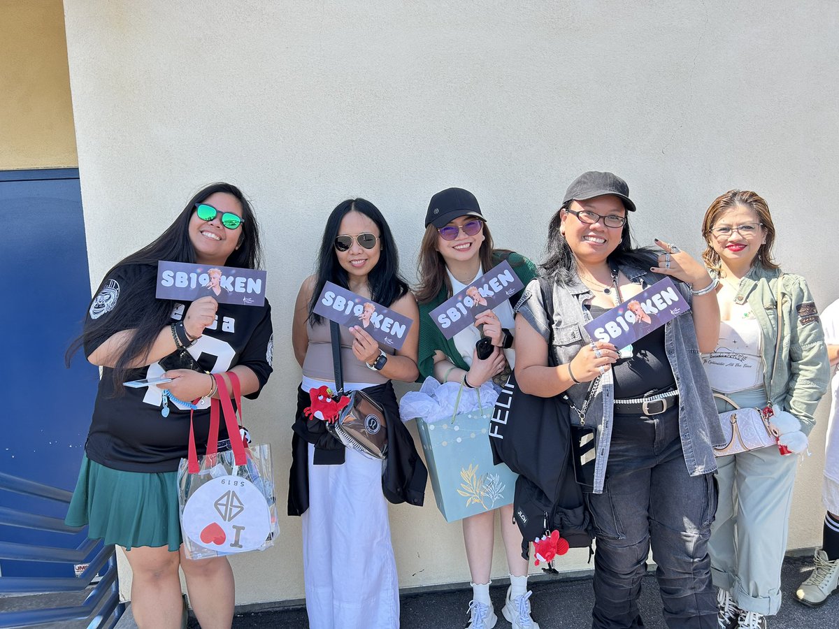 team_superiors's tweet photo. Hello, LA! ✨ Hope you snagged one of these awesome @felipsuperior handbanners to show up loud &amp; proud for our bias #SB19_KEN 🔥

Thanks to @felipmiamor [TS Criminals] for the production, distribution, &amp; these photos! 🙌

SB19 LIGHTS UP ANAHEIM
@SB19Official #SB19
#SaWWorldTourLA https://t.co/PJ8ei3RiGT