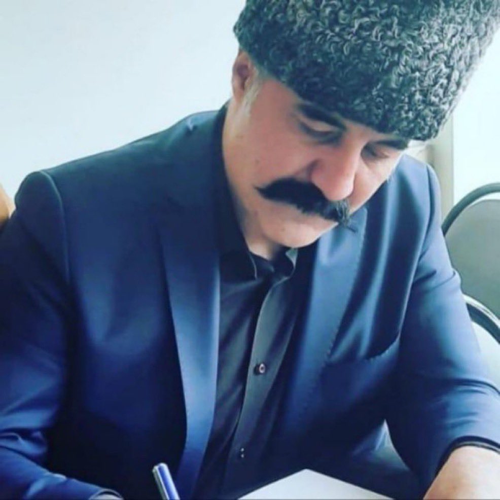 Her gün Kürtlere, Araplara, Çerkeslere hakaret edenler korunurken; buna itiraz eden bir akademisyeni tutuklamak hangi vicdana, hangi adalete sığar?
Bu çifte standart değilse nedir?
Selçuk Bağlar derhal serbest bırakılmalı, adalet herkes için adalet olmalıdır!