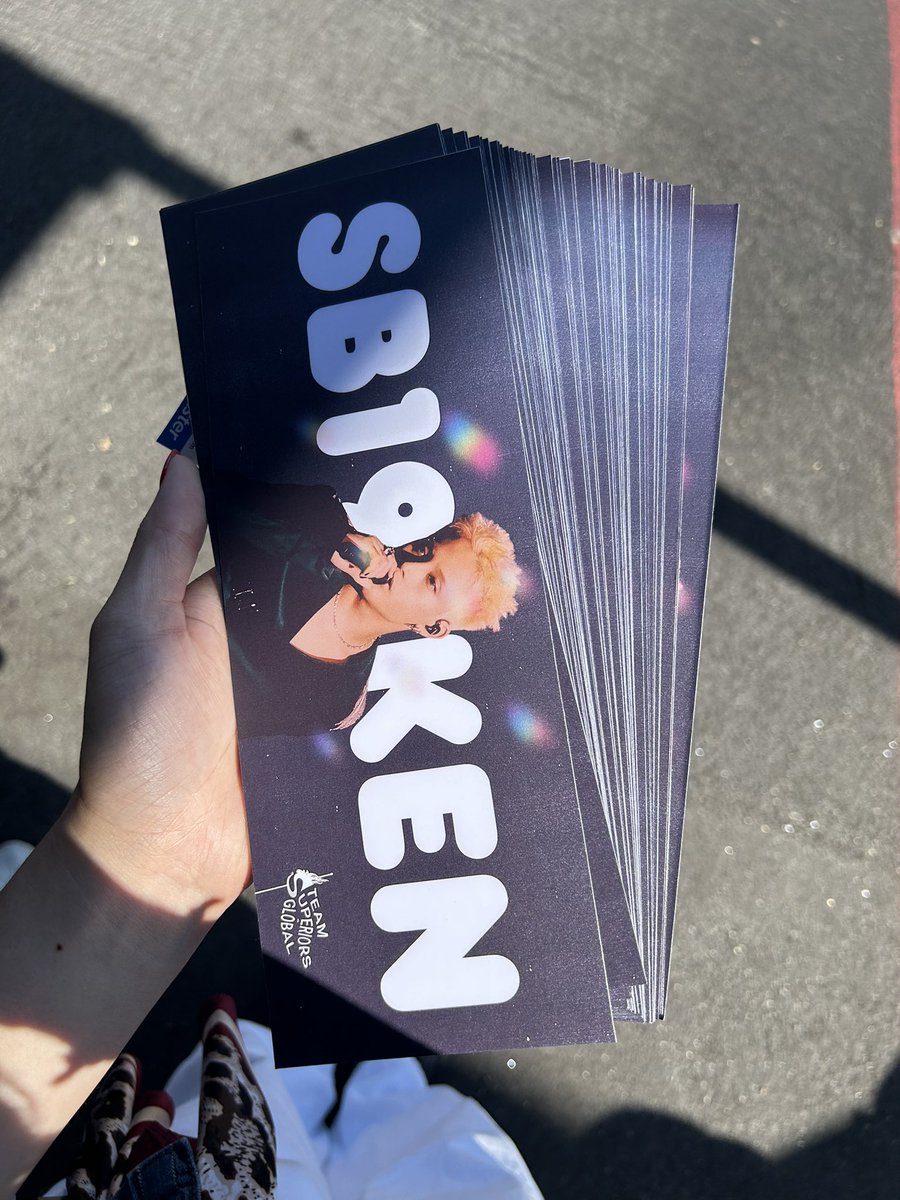 team_superiors's tweet photo. Hello, LA! ✨ Hope you snagged one of these awesome @felipsuperior handbanners to show up loud &amp; proud for our bias #SB19_KEN 🔥

Thanks to @felipmiamor [TS Criminals] for the production, distribution, &amp; these photos! 🙌

SB19 LIGHTS UP ANAHEIM
@SB19Official #SB19
#SaWWorldTourLA https://t.co/PJ8ei3RiGT