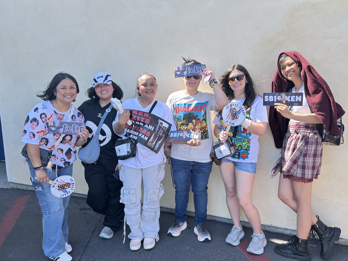 team_superiors's tweet photo. Hello, LA! ✨ Hope you snagged one of these awesome @felipsuperior handbanners to show up loud &amp; proud for our bias #SB19_KEN 🔥

Thanks to @felipmiamor [TS Criminals] for the production, distribution, &amp; these photos! 🙌

SB19 LIGHTS UP ANAHEIM
@SB19Official #SB19
#SaWWorldTourLA https://t.co/PJ8ei3RiGT