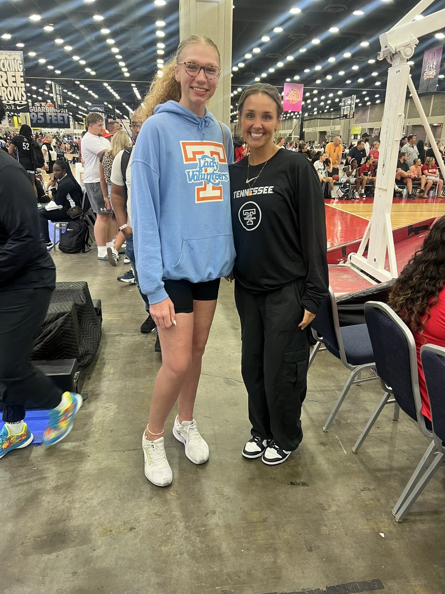 WV girlssss —&gt; Lady Vols 🧡🩵🤠 Fun fact, Coach Kim also coached my sister at GSU the year they won the natty (2022). Full circle!!!! 🩵 #LVFL