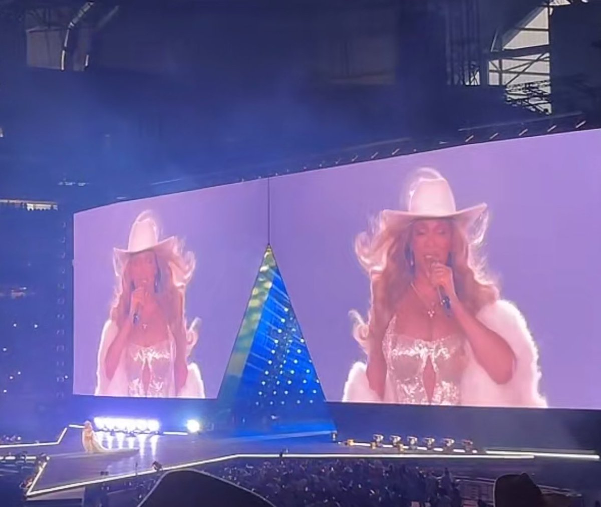 BeyLegion's tweet image. Beyoncé has hit the stage for night 3 in Atlanta!
#COWBOYCARTERTOUR