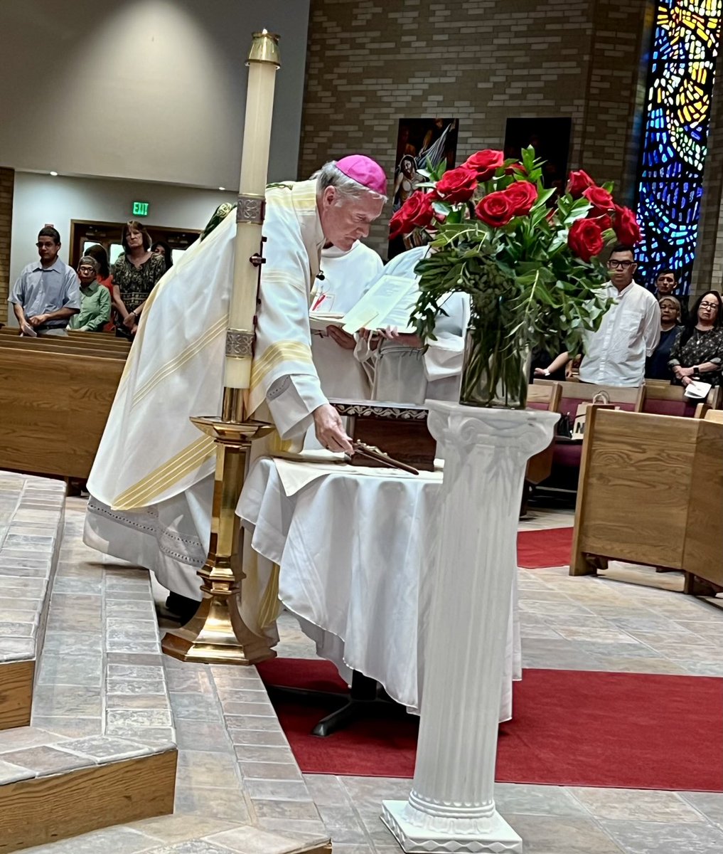 traumamd1's tweet image. John 12:24: truly I tell you, unless a wheat fall to the ground & dies. it remains only a grain. But if it dies, it produces many seeds.
RIP Fr Philip @umchealthsystem Chaplain @CatholicLubbock memorable service by @BishopLubbock Most Rev. Coerver 