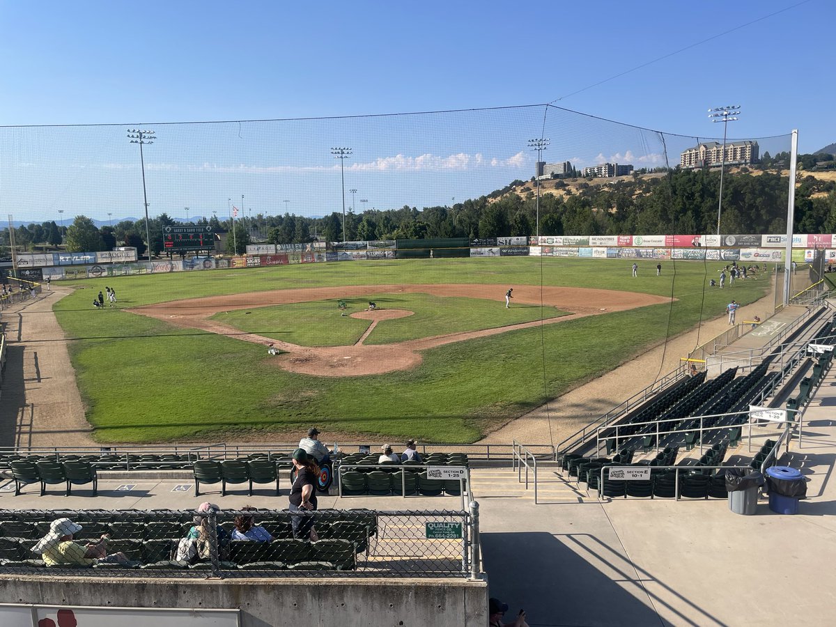BryanWe94586914's tweet image. It’s a hot one in the Rogue Valley!! @MedfordRogues looks to avoid the sweep against the @lincolnpotters. Catch the action on my YouTube channel: Bryan Welch!! @PacEmpireLeague @STAAtalent
m.youtube.com/@bryanwelch460…