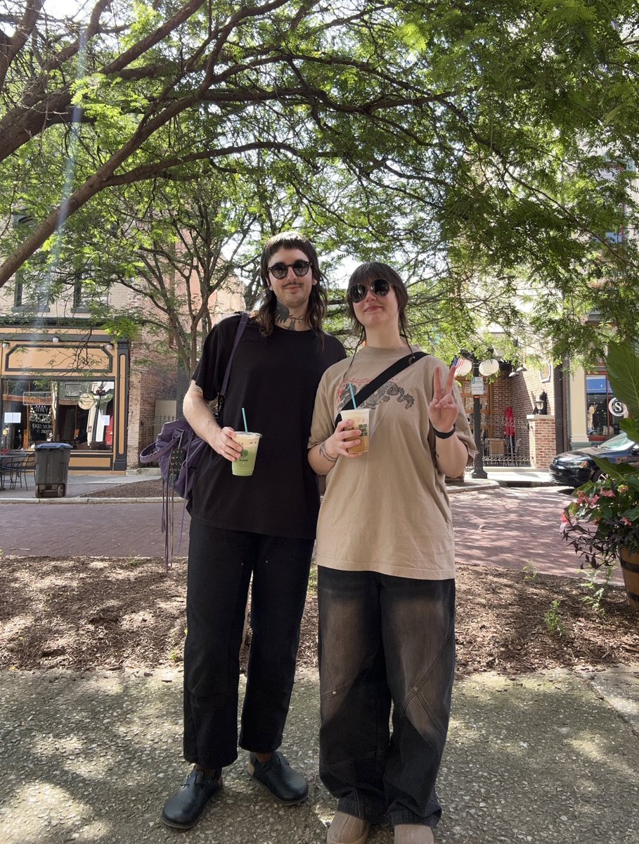 mrbl____'s tweet photo. walk with fish + new hair + alien = kentucky summer hell yeah https://t.co/18E0DI2al1