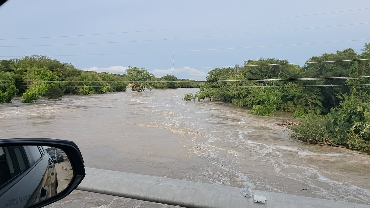 DFlo731's tweet photo. @averytomascowx Check out the massive water surge from the Lampasas River under 195. At 7pm

Someone stated that the water level was around 5-10" from the bottom of the bridge!! https://t.co/9Y1KrFSLsP