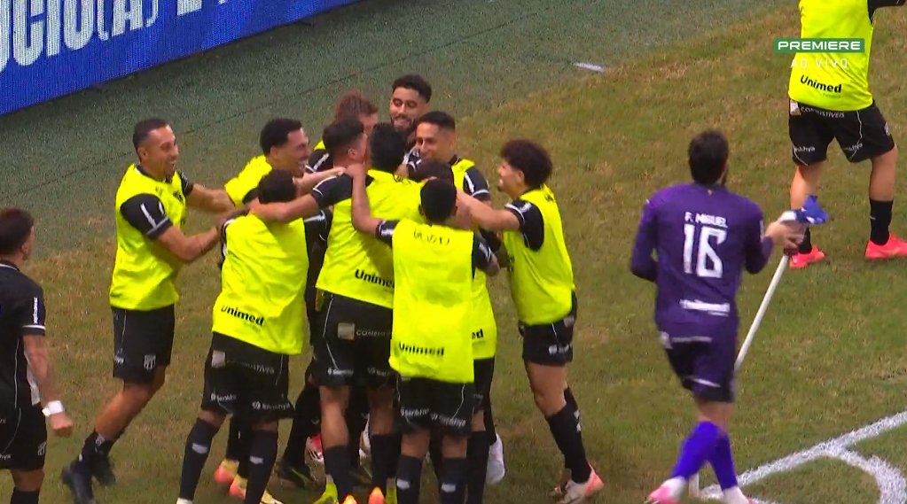 GOOOOOOOOLLLLLL!!! É DO VOZÃO!!!

Jogada de Pedro Henrique pelo lado direito, a bola sobrou para Pedro Raul que dividiu com o goleiro. No rebote, Galeano empurra para as redes e abre o placar no clássico-rei!

#BrasileiraoNoPremiere #FortalezaNoPremiere #CearáNoPremiere