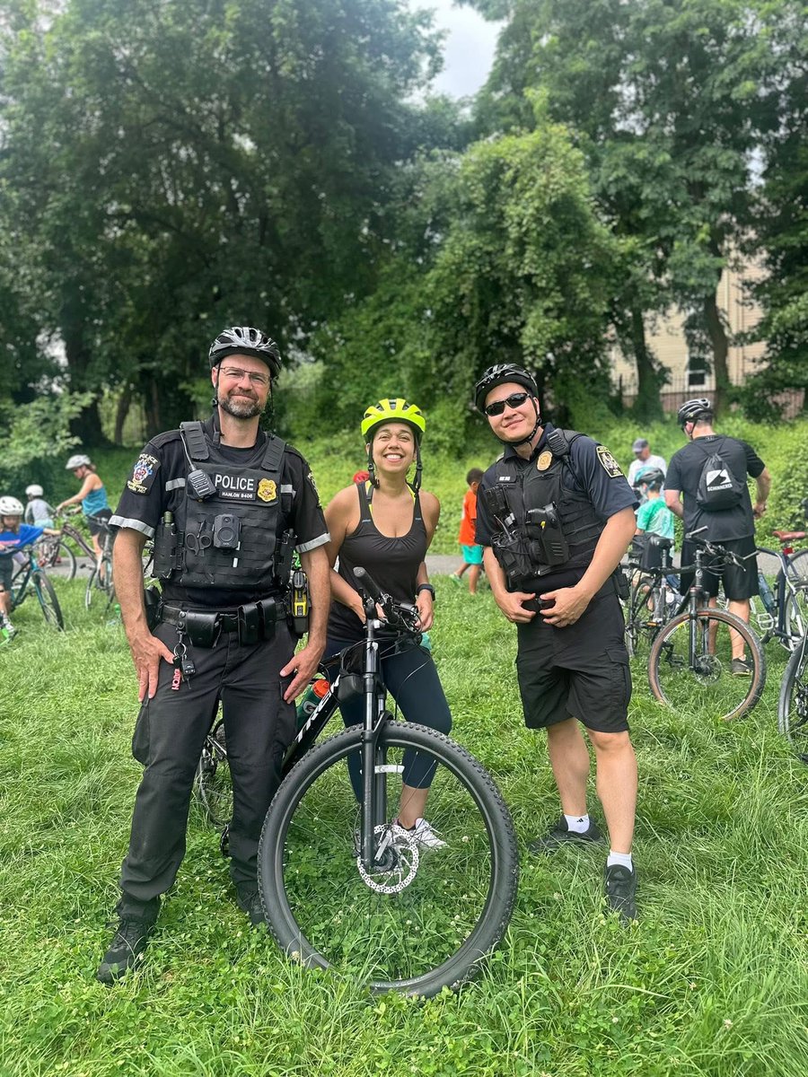 ParkPolice's tweet image. This morning we joined @mcpnews and Council Member @NataliFGonzalez for a community bike ride from North Four Corners Park to Sligo Creek Parkway.