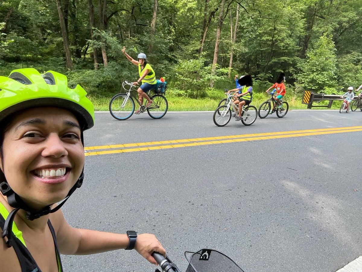 ParkPolice's tweet image. This morning we joined @mcpnews and Council Member @NataliFGonzalez for a community bike ride from North Four Corners Park to Sligo Creek Parkway.