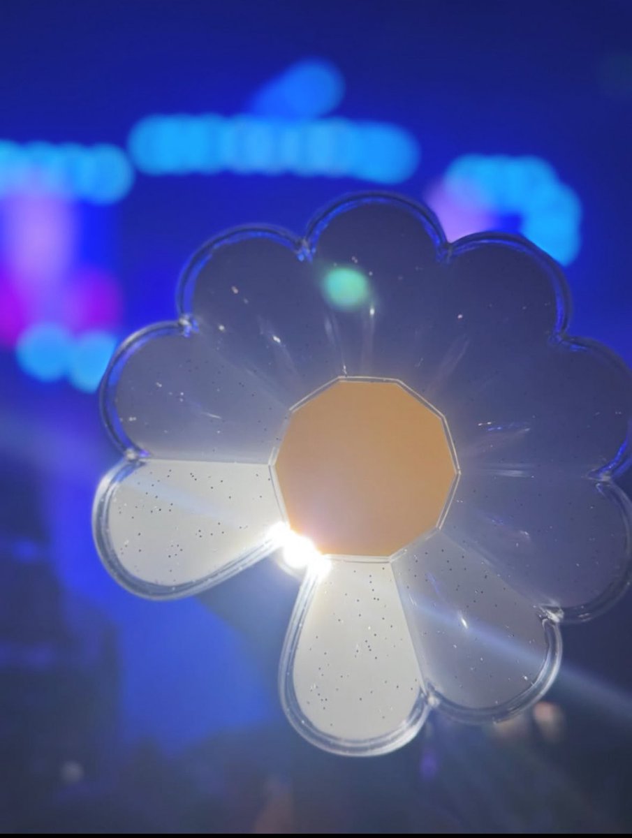 When Jiyong sang Untitled last night, they lit up the missing petal🥹