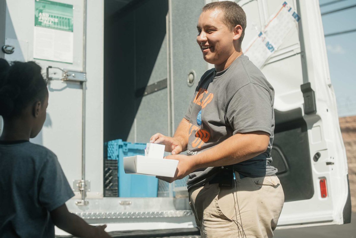 FeedingAmerica's tweet image. In the Vegas heat, Alejandro delivers meals to kids through @threesquareLV's “Meet Up and Eat Up” program — bringing food directly to where kids are
☀️ Give now to help provide summer meals: bit.ly/4eHVL7e