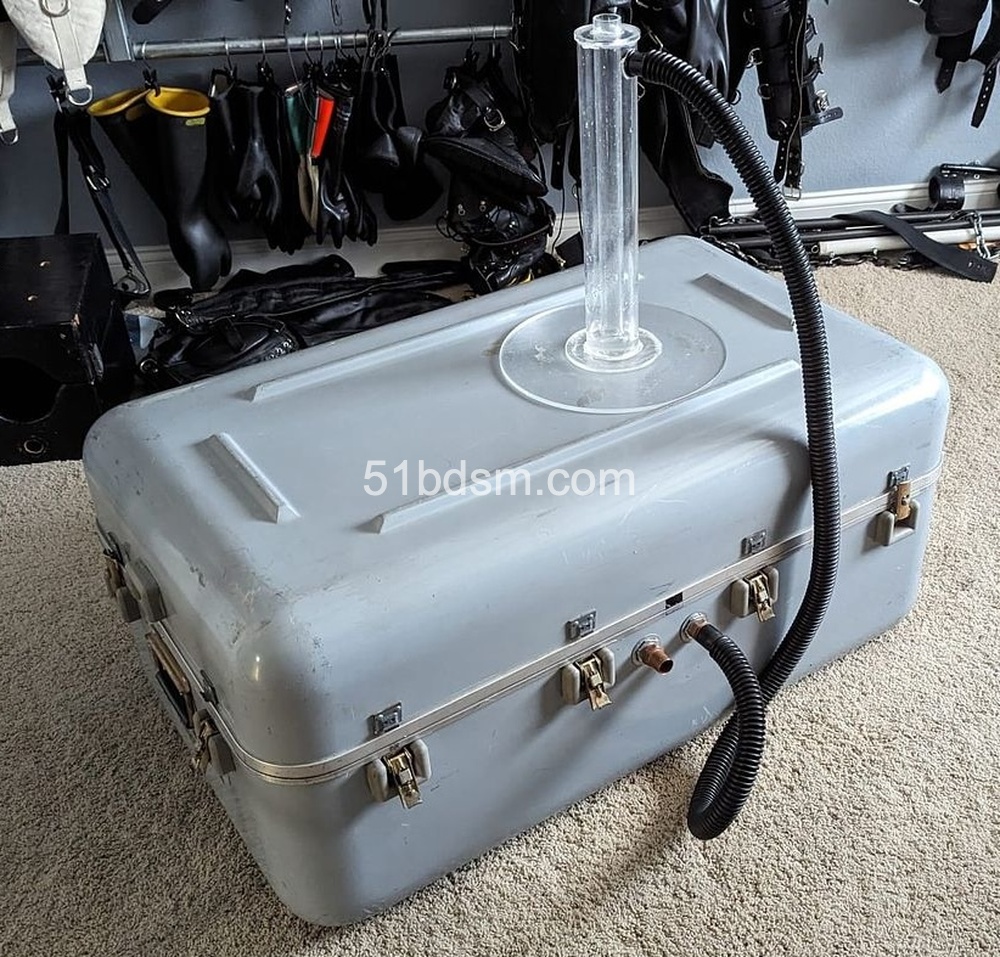 对，你猜的没错，里面锁着一个m。管子连着她的呼吸面罩，通过玻璃管中的小球监控她的呼吸